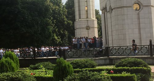 Верующие перед Соборной мечетью в Нальчике. Фото Людмилы Маратовой для "Кавказского узла"