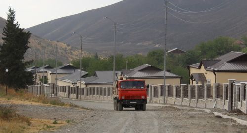 Грузовик со стройматериалами в селе Талиш. фото Алвард Григорян для  "Кавказского узла".