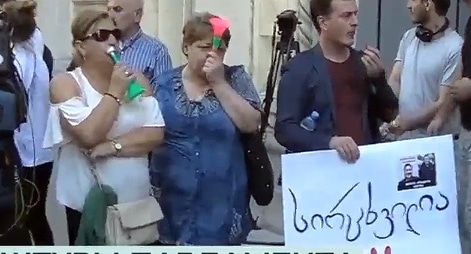 Участники протеста у здания парламента 03.09.2019 Фото: кадр видео ТВ Звезда  https://tvzvezda.ru/news/vstrane_i_mire/content/2019931650-33rWU.html