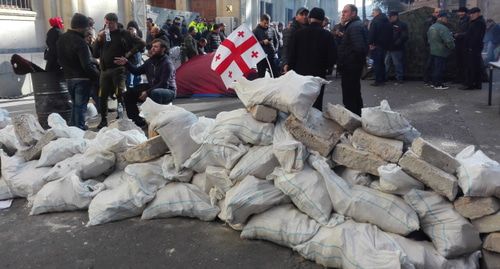 Протестующие построили небольшую баррикаду днем 18 ноября перед парламентом. Фото Инны Кукуджановой для "Кавказского узла".