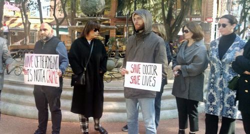 Акция в поддержку врача Важи Гаприндашвили. Фото Галины Готуа для "Кавказского узла"