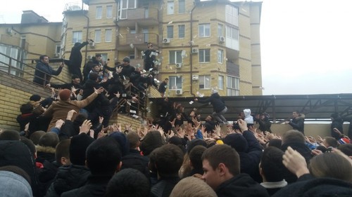 Люди ловят разбрасываемые блогером деньги в Волгограде. 6 января 2020 года. Фото: Алексей Серебряков, V1