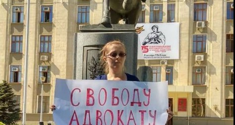 Яна Антонова на одиночном пикете. Скриншот с ее личной страницы. https://www.facebook.com/photo.php?fbid=1899177113508199&set=pb.100002477858110.-2207520000..&type=3&theater