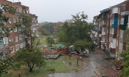 Последствия урагана на улице Боронтова в Прохладном. Фото Людмилы Маратовой для "Кавказского узла"