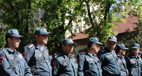 Сотрудники полиции в Ереване. Фото Тиграна Петросяна для "Кавказского узла"