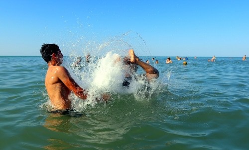 Парни резвятся в море. Баку, 8 августа 2020 года. Фото Азиза Каримова для "Кавказского узла".