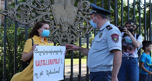 Акция в поддержку жителей Джермука. Надпись на плакате: "Демократия на Амулсаре, а не в Ереване". Ереван, 10 августа 2020 г. Фото Тиграна Петросяна для "Кавказского узла"