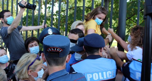 Задержание участников  акции в поддержку жителей Джермука 10 августа. Фото Тиграна Петросяна для "Кавказкого узла"