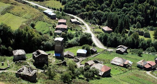 Сванетия, община Кала, село Лалхори. Видно реку Ингури и дорогу Местия-Ушгули.
. Фото Алексея Муранова travelgeorgia.ru