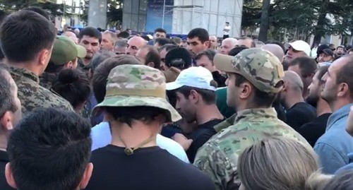 Участники акции протеста в Цхинвале. Фото: скриншот видео https://www.facebook.com/zarina.sanakoeva/videos/4498456360195138/