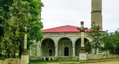 Верхняя мечеть Гевхар-аги в Шуши. Фото: https://az.wikipedia.org/wiki/Yuxarı_Gövhər_ağa_məscidi#/media/Şəkil:Մզկիթ_Վերին_(Մեծ).JPG