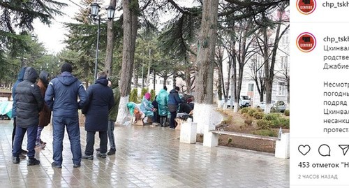 Акция протеста в Цхинвале в поддержку родственников погибшего Инала Джабиева. 8 декабря 2020 г. Скриншот www.instagram.com/p/CIiVNqPrmX0/