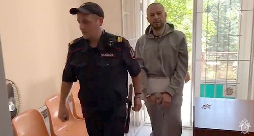 Сотрудник полиции и Сослан Созанов. Кадр видео Следственного комитета https://www.youtube.com/watch?v=pHANdDUJy0w&feature=emb_logo