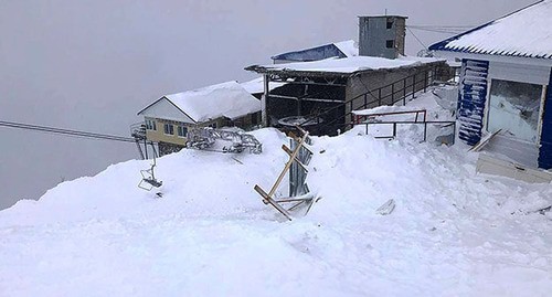 Последствия схода лавины в Домбае. Фото: Управление КЧР по ГО, ЧС и П/ТАСС