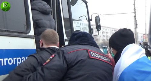 Задержание активиста во время акции протеста в Волгограде. 31 января 2021 г. Фото: скриншот "Кавказского узла" https://www.youtube.com/watch?v=zEymPQwo4Yk&feature=emb_logo