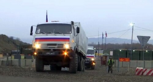 Военные сопровождают в Нагорном Карабахе колонну грузовиков. Фото пресс-службы МО России  http://mil.ru/russian_peacekeeping_forces/news/more.htm?id=12348295@egNews