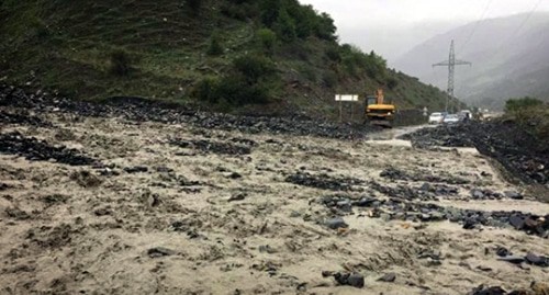 Оползень на дороге к селу Мулахи в регионе Верхняя Сванетия. Кадр видео https://www.rustavi2.ge/ka/news/197380