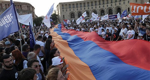 Стороники блока Роберта Кочаряна "Айастан". 18 июня 2021 г. Фото: Stepan Poghosyan/Photolure via REUTERS