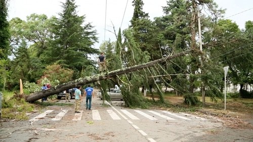 В Сухуме после урагана 04.07.2021. Фото пресс-службы МЧС Абхазии https://www.mchsra.info/novosti/item/1799-okolo-sta-sotrudnikov-mchs-abkhazii-byli-zadejstvovany-v-likvidatsii-posledstvij-stikhii