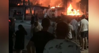 Пожар в доме в станице Благовещенской близ Анапы. Кадр видео "Кубанские новости" https://kubnews.ru/proisshestviya/2021/07/19/v-anape-zagorelas-stolovaya-na-ploshchadi-okolo-1-tys-kv-metrov-25-chelovek-evakuirovali-/