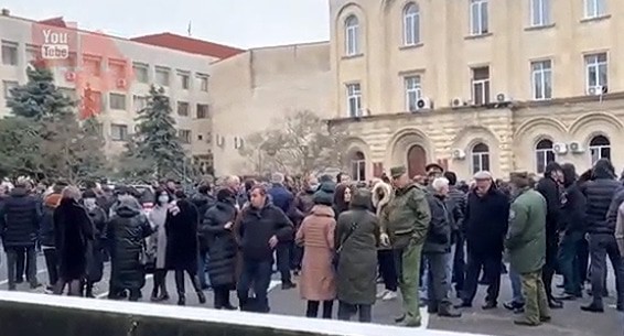 Участники митинга с требованием отставки президента Аслана Бжании. Кадр видео РЕН ТВ https://ren.tv/news/v-mire/917952-v-abkhazii-oppozitsiia-popytalas-prorvatsia-v-parlament