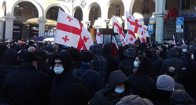 Шествие с требованием выпустить на свободу до суда всех арестованных по делу об избиении журналистов на акции протеста против гей-парада. Тбилиси, 24 декабря 2021 г. Фото Инны Кукуджановой для "Кавказского узла"