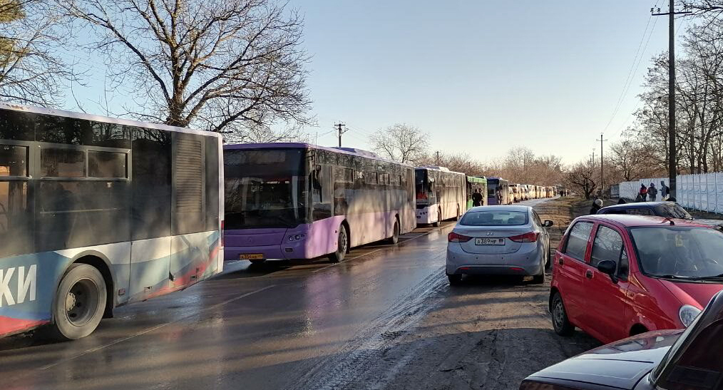 Автобусы с беженцами из Донецка. Фото Сергея Снежина для "Кавказского узла"