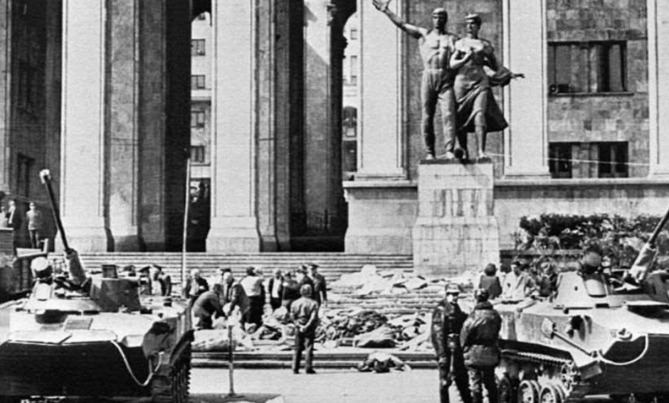 Разгон митинга в Тбилиси 9 апреля 1989 года. Архивное фото, источник Report.ge, https://report.ge/ru/society/proshlo-32-goda-so-dnya-tragedii-9-aprelya/
