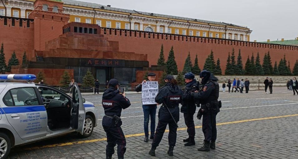 Сотрудники полиции заинтересовались пикетом Олега Орлова. Москва, 10 апреля 2022 года. Фото: Правозащитный центр "Мемориал"* https://t.me/polniypc/2219