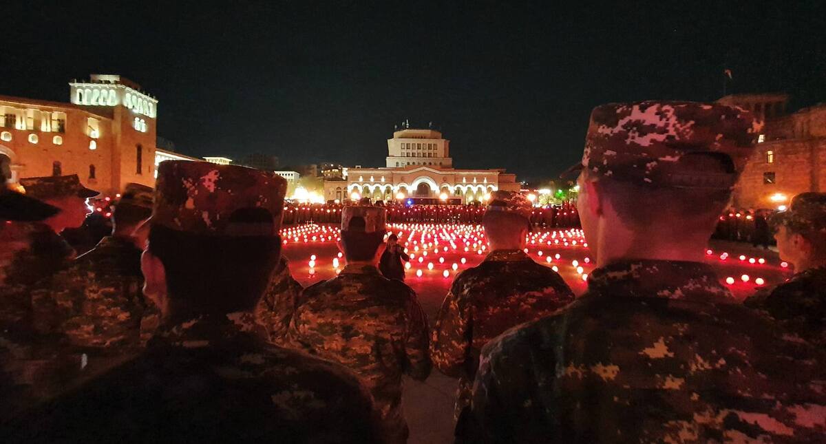 Участники шествия в Ереване на Площади Республики расставили свои лампады в виде большого креста, 16 апреля 2022 года. Фото Армине Мартиросян для «Кавказского узла».