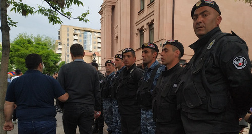 Сотрудники полиции во время акции протеста. Ереван, май 2022 года. Фото Армине Мартиросян для "Кавказского узла"