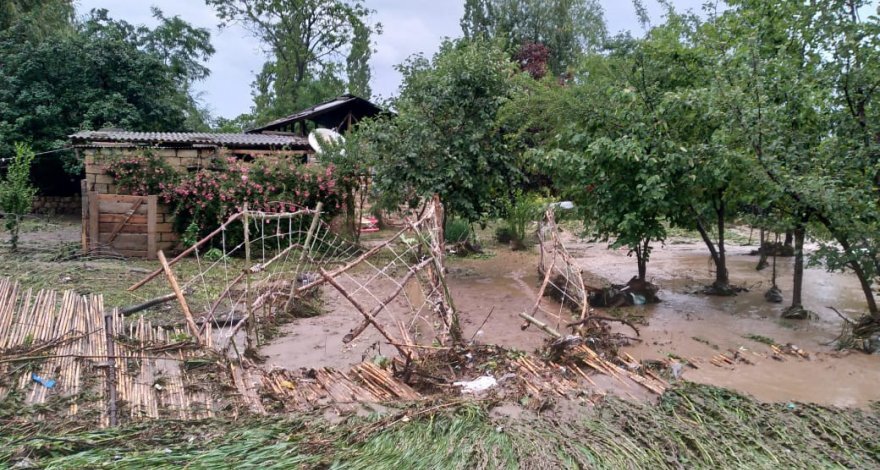 Дома жителей поселка Ашагы Агджакенд после схода селя. Фото https://media.az/society/1067865636/goskomitet-v-geranboe-silnye-dozhdi-nanesli-uscherb-domam-306-vynuzhdennyh-pereselencev-foto/