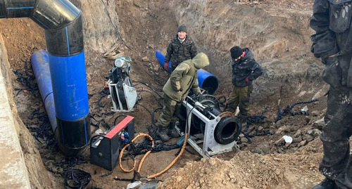 Рабочие на месте строительства водопровода в Приволжском районе. Фото: министерство строительства и ЖКХ Астраханской области