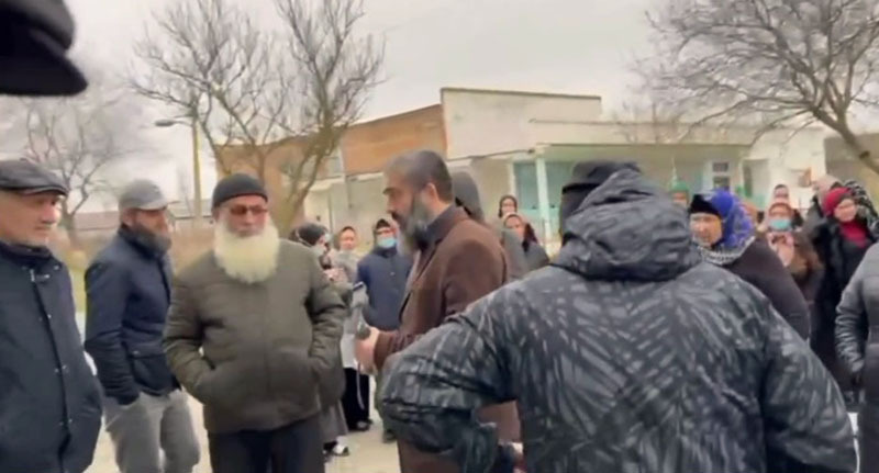 Жители села Теречное во время схода. Стоп-кадр из видео на странице https://www.instagram.com/p/CmGvB2vqhHG/