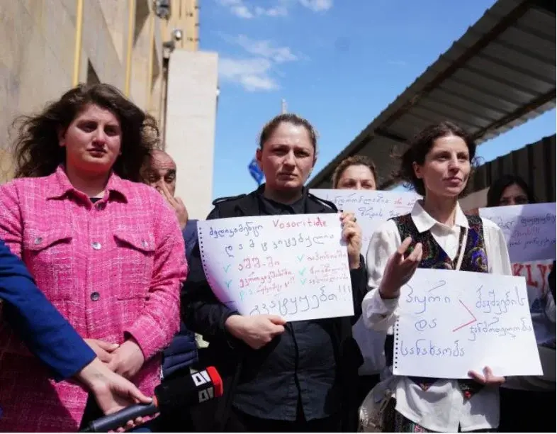 Родители детей с ахондроплазией во время акции протеста в Тбилиси. Фото Civil Georgia