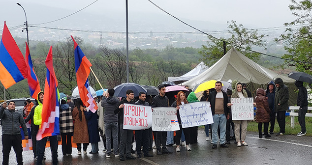 Акция молодежи Нагорного Карабаха против установки азербайджанского КПП при въезде в Лачинский коридор. 3 мая 2023 г. Фото Алвард Григорян для "Кавказского узла"