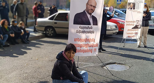 Участники акции в поддержку Варужана Аветисяна. Ереван, ноябрь 2022 года. Фото: https://www.facebook.com/photo/?fbid=503499238476375&set=pcb.503499255143040, * деятельность компании Meta (владеет Facebook, Instagram и WhatsApp) запрещена в России.