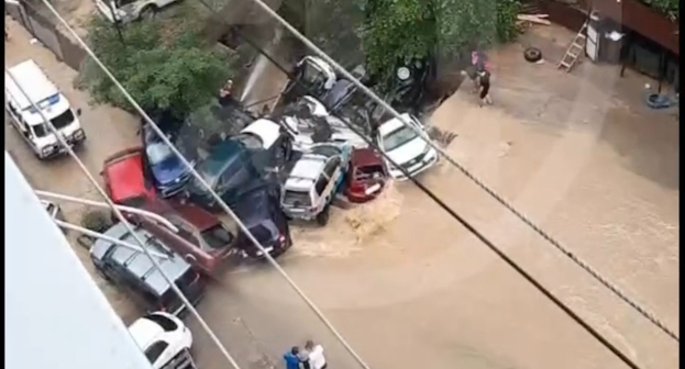 Снесенные водным потоком автомобили в Сочи, стоп-кадр видео https://t.me/chp_sochi/17153