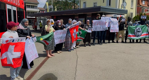 Митинг против выдачи уроженцев Чечни в Россию, Швейцария, Берн, 21 июля 2023 г. Фото: https://www.kavkazr.com/a/aktsii-protiv-deportatsii-chechentsev-proshli-v-shveytsarii-avstrii-i-germanii/32513380.html