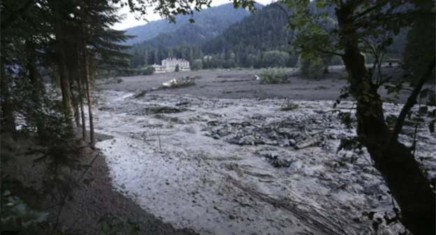 Сход оползня в Шови. Скриншот видео https://ru.euronews.com/2023/08/05/georgia-landslide