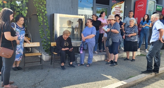 Родственники Элен Дадаян и другие участники акции протеста. Степанакерт, 19 августа 2023 года. Фото Алвард Григорян для "Кавказского узла".