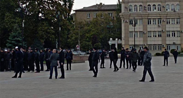 Сотрудники полиции на месте акции в поддержку Палестины. Махачкала, 17 октября 2023 г. Фото: https://t.me/utro_dagestan/14176