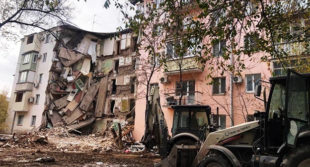 Обрушение жилого дома на площади Вокзальной в Астрахани. Фото: ГТРК "Лотос"
https://lotosgtrk.ru/news/v-astrakhani-snesut-obrushivshiysya-dom-na-ploshchadi-vokzalnoy/