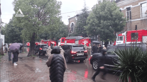 На месте пожара в Национальной картинной галерее в Сухуме. Скриншот видео: Телекомпания "Абаза-ТВ" / youtube.com