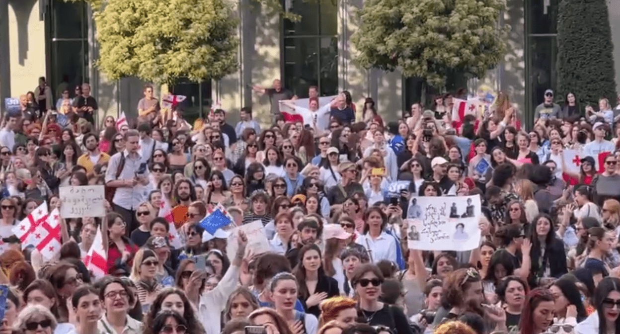 Женский марш в Тбилиси. Стоп-кадр видео Tbilisi Life от 20.04.24, https://t.me/Tbilisi_life/24690