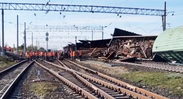 Сход состава под Волгоградом. 14 мая 2024 г. Скриншот видео https://v1.ru/text/incidents/2024/05/14/73573166/?ysclid=lw65zv44va822772139