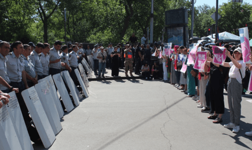 Силовики и сторонники Галстаняна на акции протеста. Фото Тиграна Петросяна для "Кавказского узла".