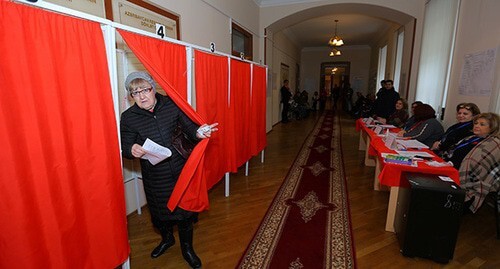 На избирательном участке в Баку. Фото: REUTERS/Aziz Karimov