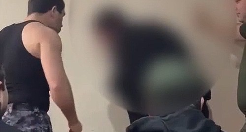Силовик избивает задержанного. Кадр из видео https://t.me/nujnaiagazeta/10628