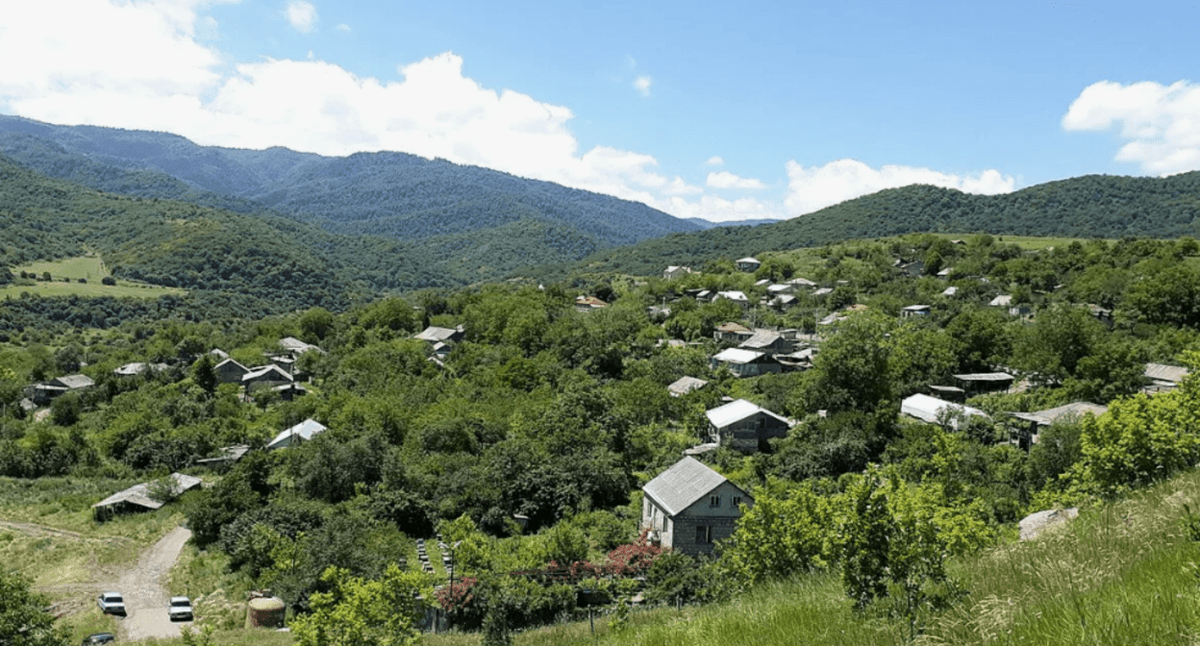 Вид на Киранц. Фото https://wiki2.org/en/Kirants,_Armenia#/media/File:Kirants_village,_Tavush_Province,_Armenia.jpg